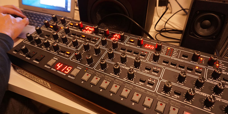 森本さんは自宅のスタジオで作曲をしている。「音」を作るところから始める