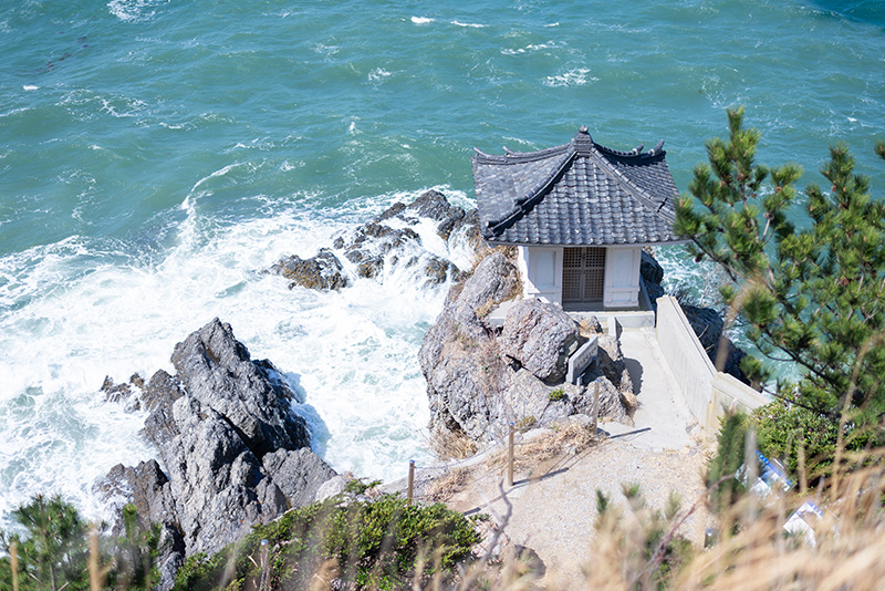 国指定の天然記念物『姫島の黒曜石産地』がある観音崎。とても見晴らしがよく、眼前に広がる青い海に感動しました。黒曜石の大きな岩も迫力がありました。