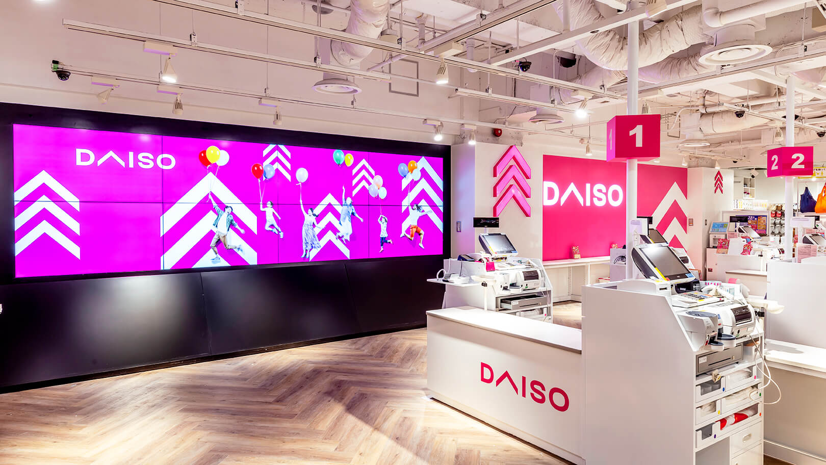 世界28の国と地域に5,542店舗を展開する、ダイソーブランド。CI・VIの設計と構築から、それを体現しする店舗デザインやショップスタッフが着用するエプロン・レジ袋・テープ各種などのSPツール、情報を発信するWEBサイトやブランドムービー、リクルートサイトなど、リブランディングプロジェクトをトータルプロデュース。