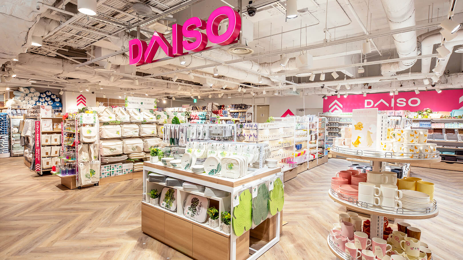 世界28の国と地域に5,542店舗を展開する、ダイソーブランド。CI・VIの設計と構築から、それを体現しする店舗デザインやショップスタッフが着用するエプロン・レジ袋・テープ各種などのSPツール、情報を発信するWEBサイトやブランドムービー、リクルートサイトなど、リブランディングプロジェクトをトータルプロデュース。