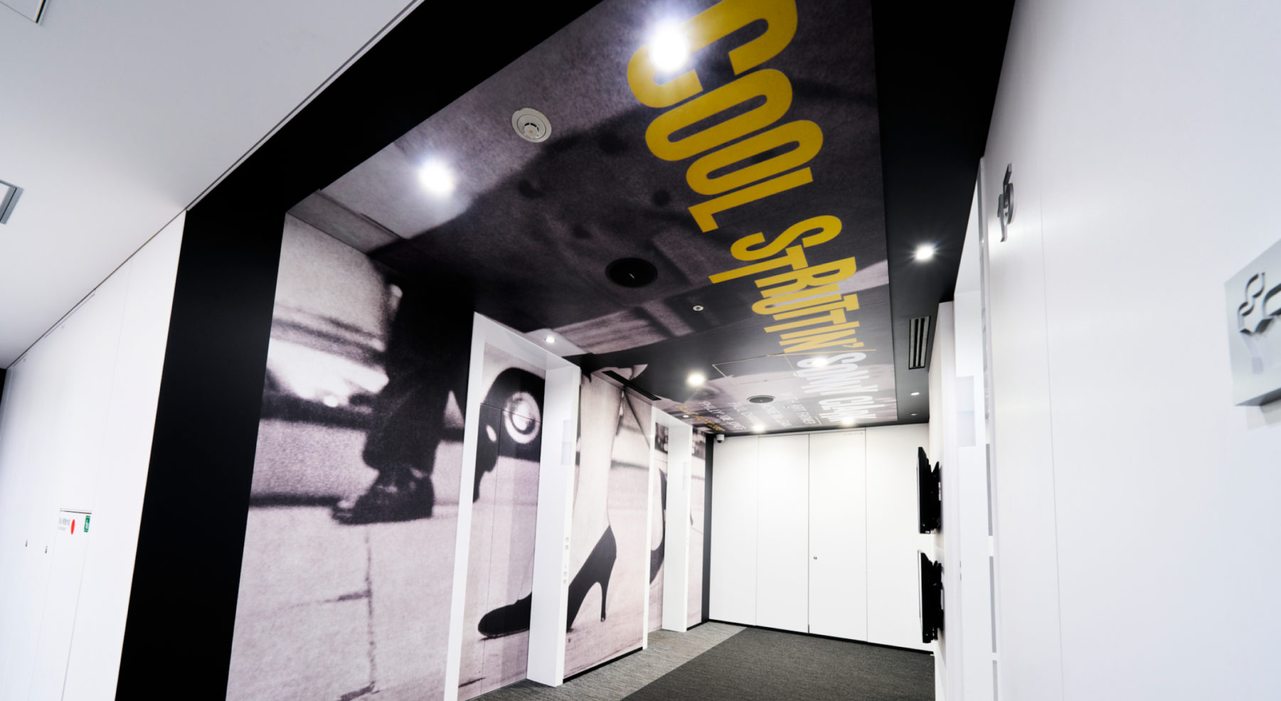 Concept:「PERILUNE」<br />
月は潮の満ち引きや自転軸の安定など、地球にとって欠かせない役割を担いながら、一定の距離を保って周回し続けています。<br />
<br />
PERILUNEは天文学用語で、月と地球が最も近づく距離を指します。地球は生命や文化、風土など多様な要素が共存する場所であり、ユニバーサルミュージック グループのロゴモチーフでもあります。<br />
<br />
本コンセプトでは、その地球に多様な個性が集まり表現をかたちづくるアーティストの姿を投影し、"地球"をアーティスト、"月"を社員に見立てています。「アーティストファースト」の精神が根付く企業文化のなかで、社員は表に出ることなく、しかし環境や仕組みを通じて確かに創造を支える存在として位置づけられています。この関係性になぞらえ、支配でも従属でもない、アーティストと社員が最適な距離を保ち、支え、ともに歩むことで成立する関係性を"距離の美学"として表現しています。<br />
<br />
本取り組みの背景や詳細は、ユニバーサルミュージック公式noteにて紹介されています。<br />
<a href="https://note.universal-music.co.jp/n/n8ce5b876c193" rel="noopener" target="_blank">https://note.universal-music.co.jp/n/n8ce5b876c193</a>