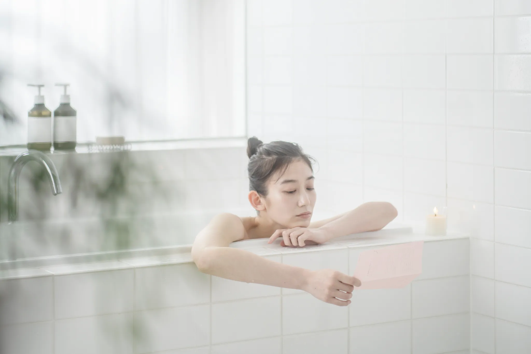 別府湯の花エキス由来の入浴剤。包装紙にエッセイをつけ、お風呂時間で「は〜」と深呼吸していただける時間をお届けしています。