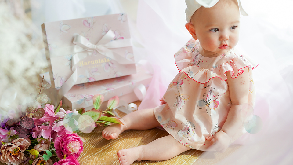 赤ちゃんにも地球にも優しいオーガニックコットンのベビー・キッズ服ブランド。<br />
アパレル工場やオフィスの電気は自然由来の電力で賄うなど、子どもたちの未来を守るため、環境負荷を最小限に抑えたモノづくりにも取り組んでいます。<br />
<a href="https://haruulala.life/" rel="noopener noreferrer" target="_blank">https://haruulala.life/</a>